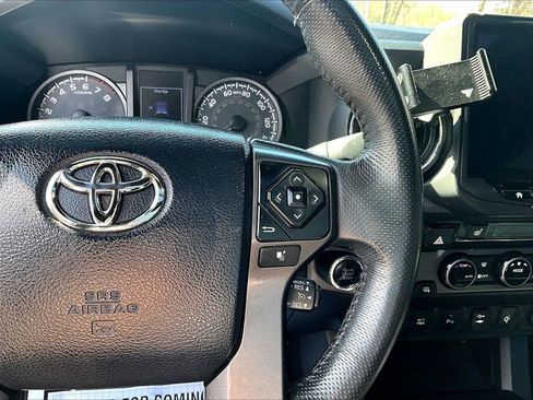 Used 2017 Toyota Tacoma TRD Sport w/ Premium & Technology Package image 17