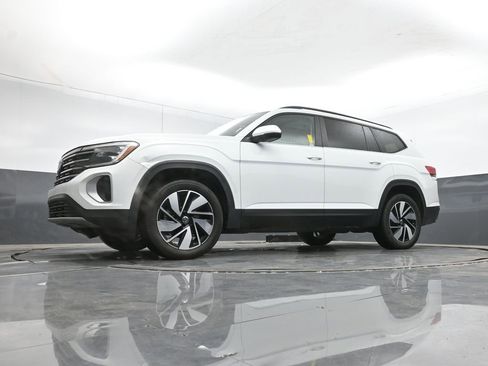 Used 2024 Volkswagen Atlas SE w/ Panoramic Sunroof Package image 40