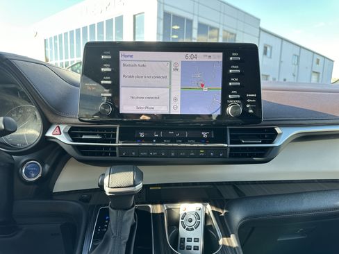 Used 2023 Toyota Sienna Platinum image 15