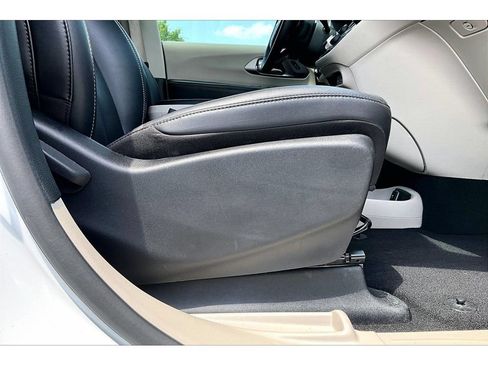 Used 2024 Chrysler Pacifica Touring-L FWD image 48