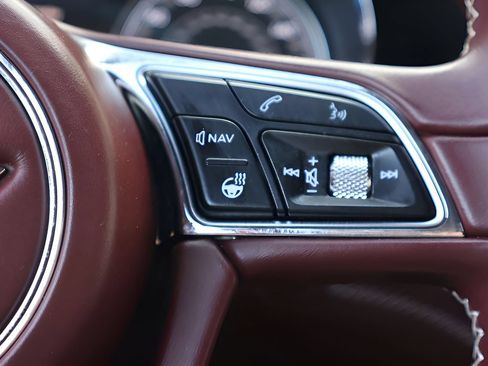 Used 2020 Bentley Bentayga AWD/4WD image 23