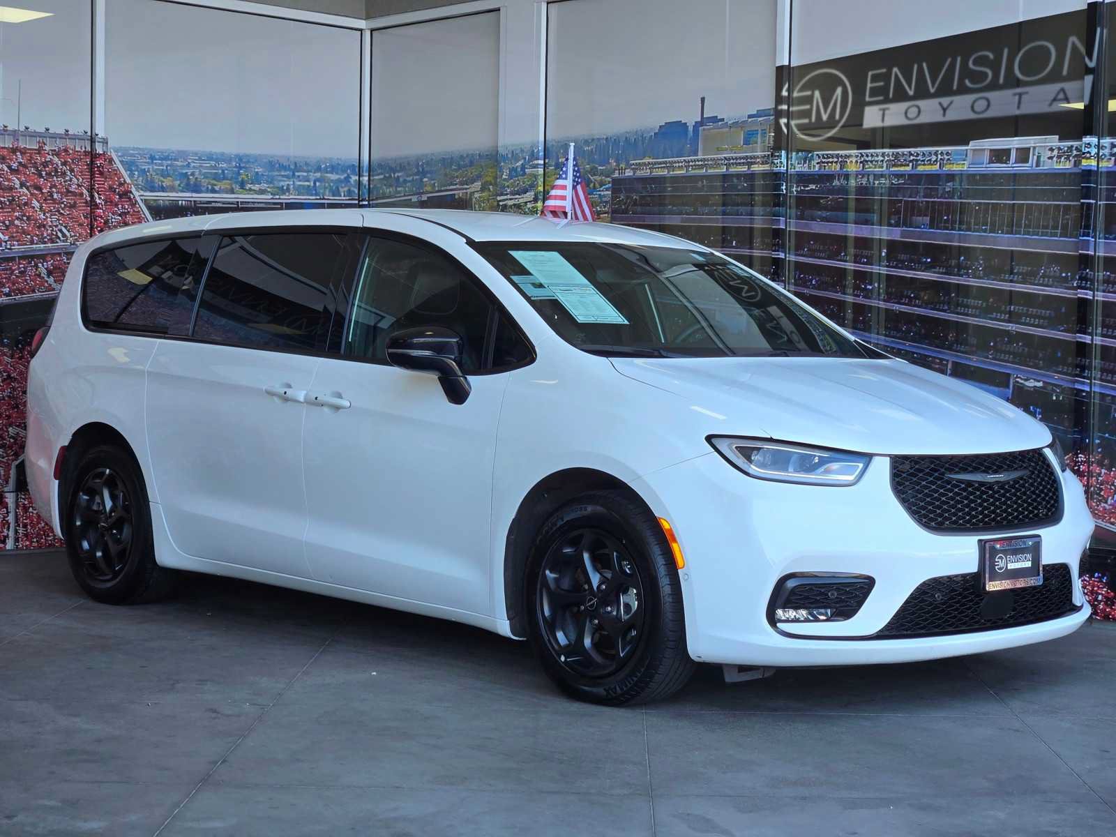 Used 2024 Chrysler Pacifica Limited FWD image 1