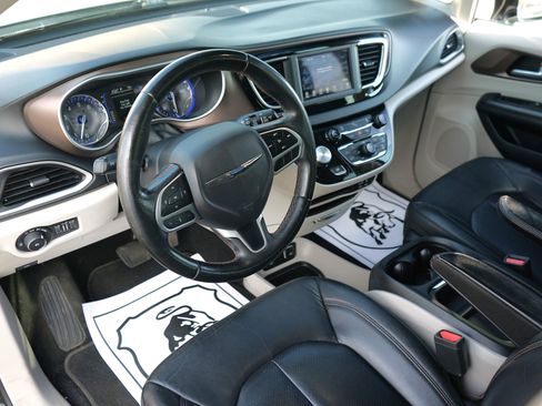 Used 2018 Chrysler Pacifica Touring-L FWD image 14