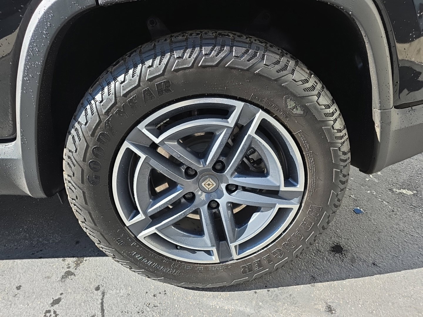 Used 2025 Rivian R1S Adventure Dual AWD/4WD image 24