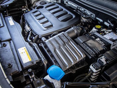 Certified 2025 Volkswagen Tiguan SE image 12