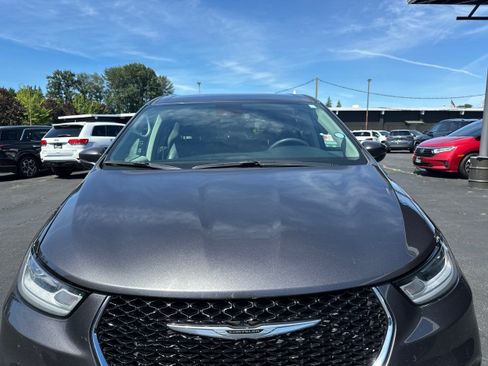 Used 2023 Chrysler Pacifica Touring-L FWD image 24