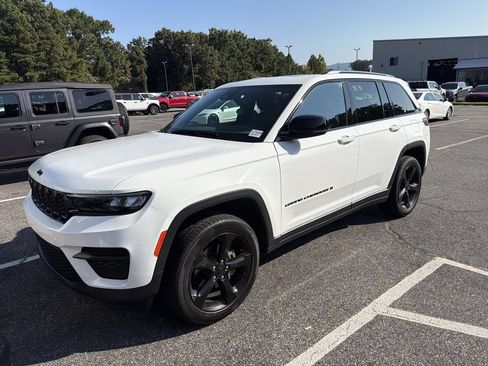 Used 2024 Jeep Grand Cherokee Altitude AWD/4WD image 15
