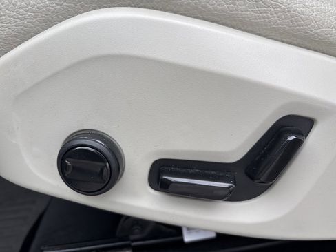 Certified 2023 Volvo XC60 B5 Plus w/ Climate Package image 18