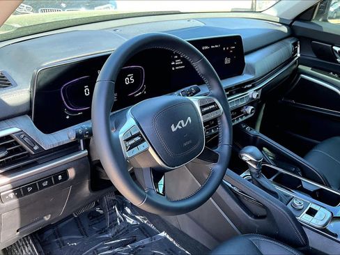 Used 2024 Kia Telluride EX w/ EX Captain's Chair Package image 17