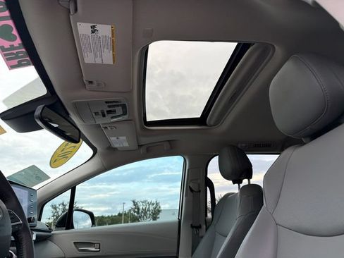 Used 2022 Toyota Sienna XLE FWD image 22