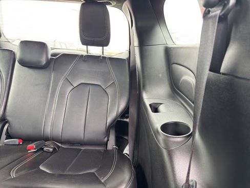 Used 2025 Chrysler Pacifica Select image 34
