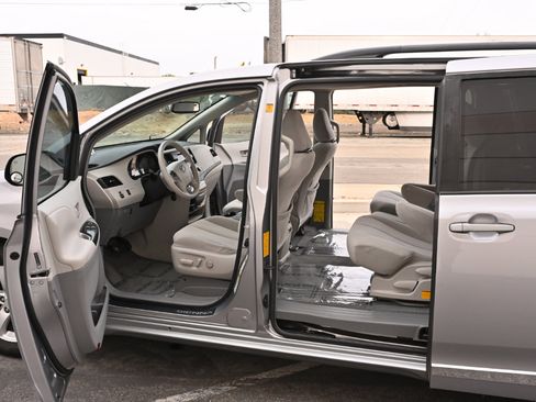 Used 2011 Toyota Sienna LE w/ Towing Pkg image 34