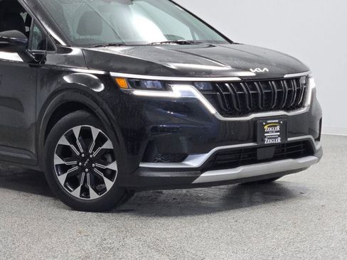 Used 2024 Kia Carnival EX image 2