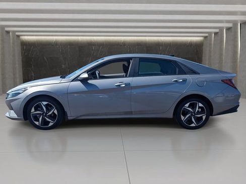 Used 2023 Hyundai Elantra SEL w/ Convenience Package image 2