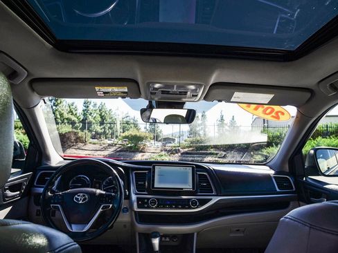 Used 2017 Toyota Highlander Limited image 18