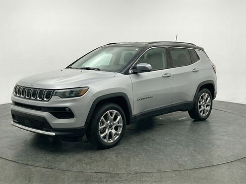 Used 2025 Jeep Compass Limited image 3
