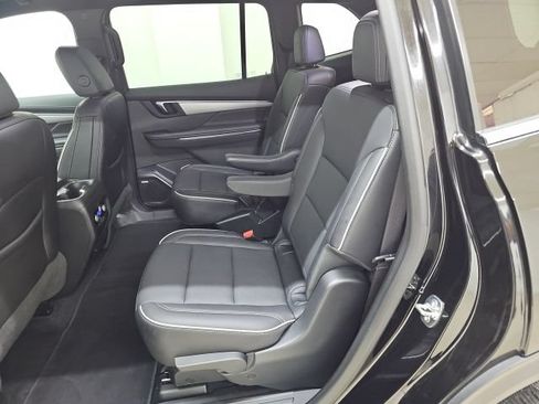 Used 2025 Buick Enclave Preferred AWD/4WD image 3