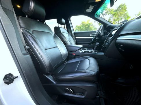 Used 2017 Ford Explorer XLT w/ Equipment Group 202A AWD/4WD image 17