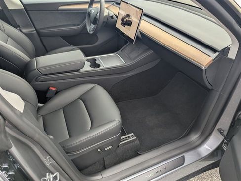 Used 2025 Tesla Model Y Performance image 12