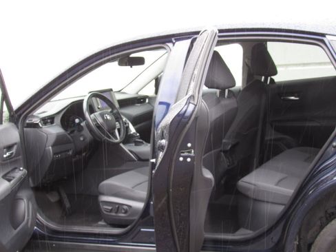 Used 2024 Toyota Venza LE image 12