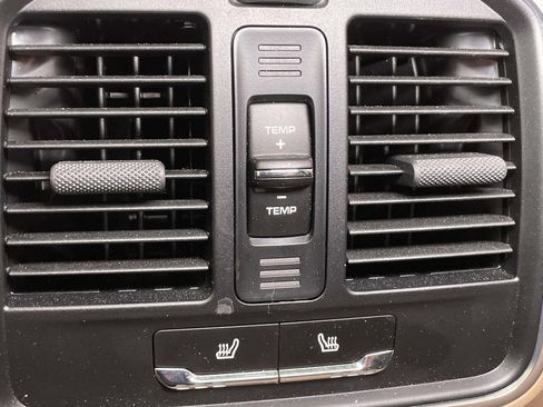 Certified 2025 Porsche Macan AWD/4WD image 25