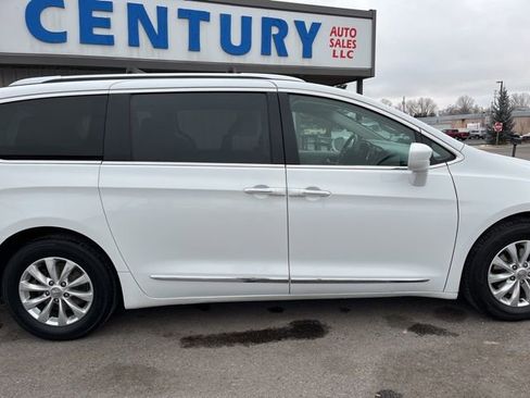 Used 2018 Chrysler Pacifica Touring-L w/ Premium Audio Group FWD image 16