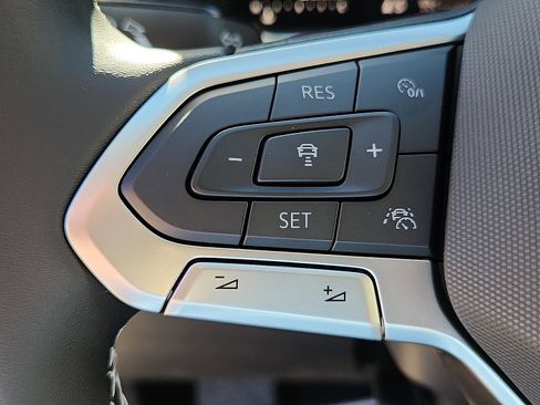 New 2026 Volkswagen Taos SE image 17