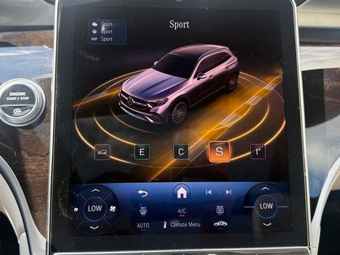 Used 2025 Mercedes-Benz GLC 300 4MATIC image 32