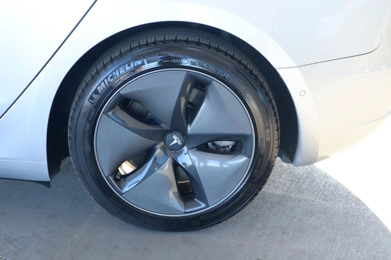 Used 2018 Tesla Model 3 Long Range RWD image 10