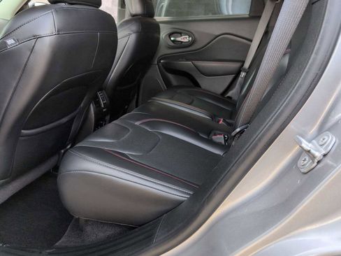 Used 2019 Jeep Cherokee Trailhawk image 21