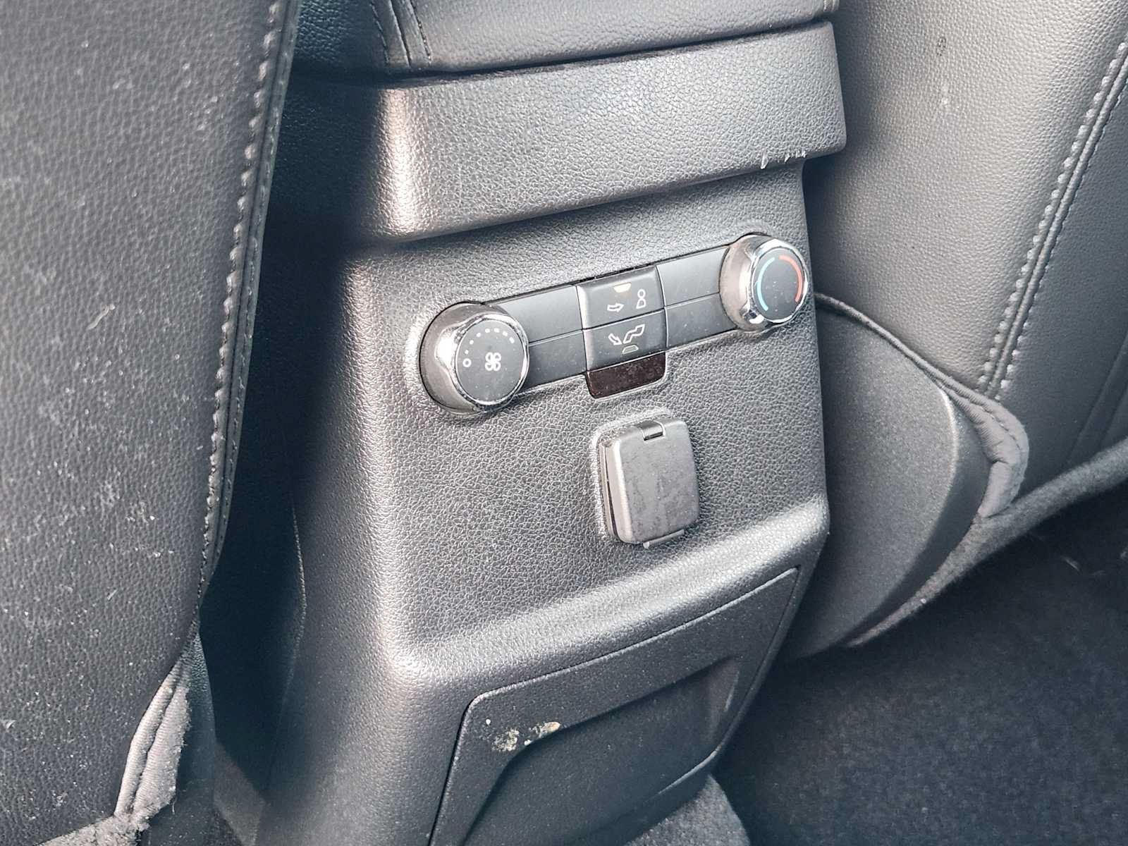 Used 2018 Ford Explorer XLT w/ Equipment Group 202A FWD image 28