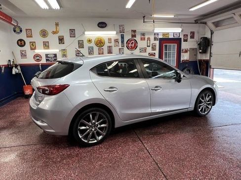 Used 2018 MAZDA MAZDA3 Touring FWD image 3