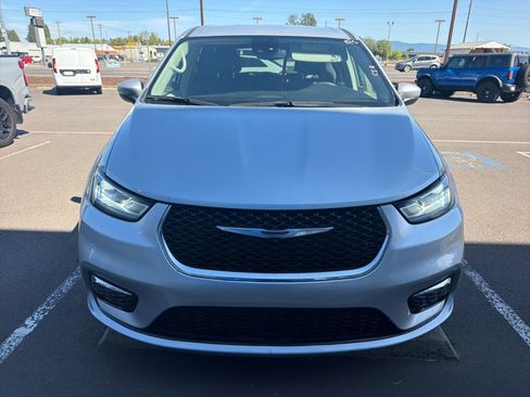 Used 2023 Chrysler Pacifica Touring-L FWD image 2
