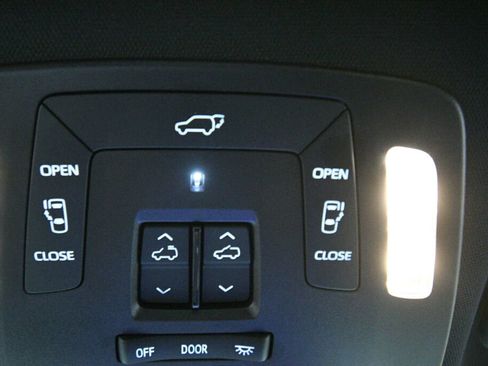 Used 2026 Toyota Sienna Platinum AWD/4WD image 18