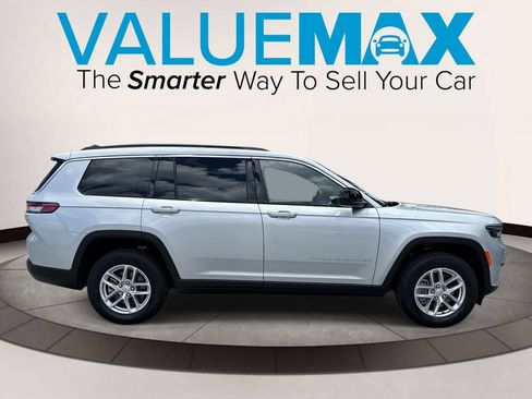 Used 2025 Jeep Grand Cherokee L Laredo RWD image 2