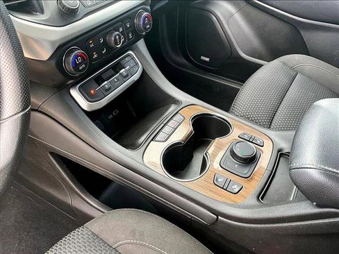 Used 2021 GMC Acadia SLE w/ Driver Convenience Package image 15