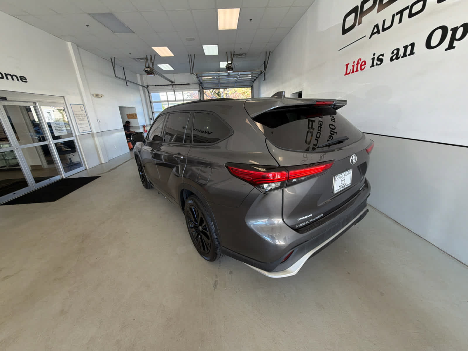 Used 2023 Toyota Highlander XSE AWD/4WD image 2