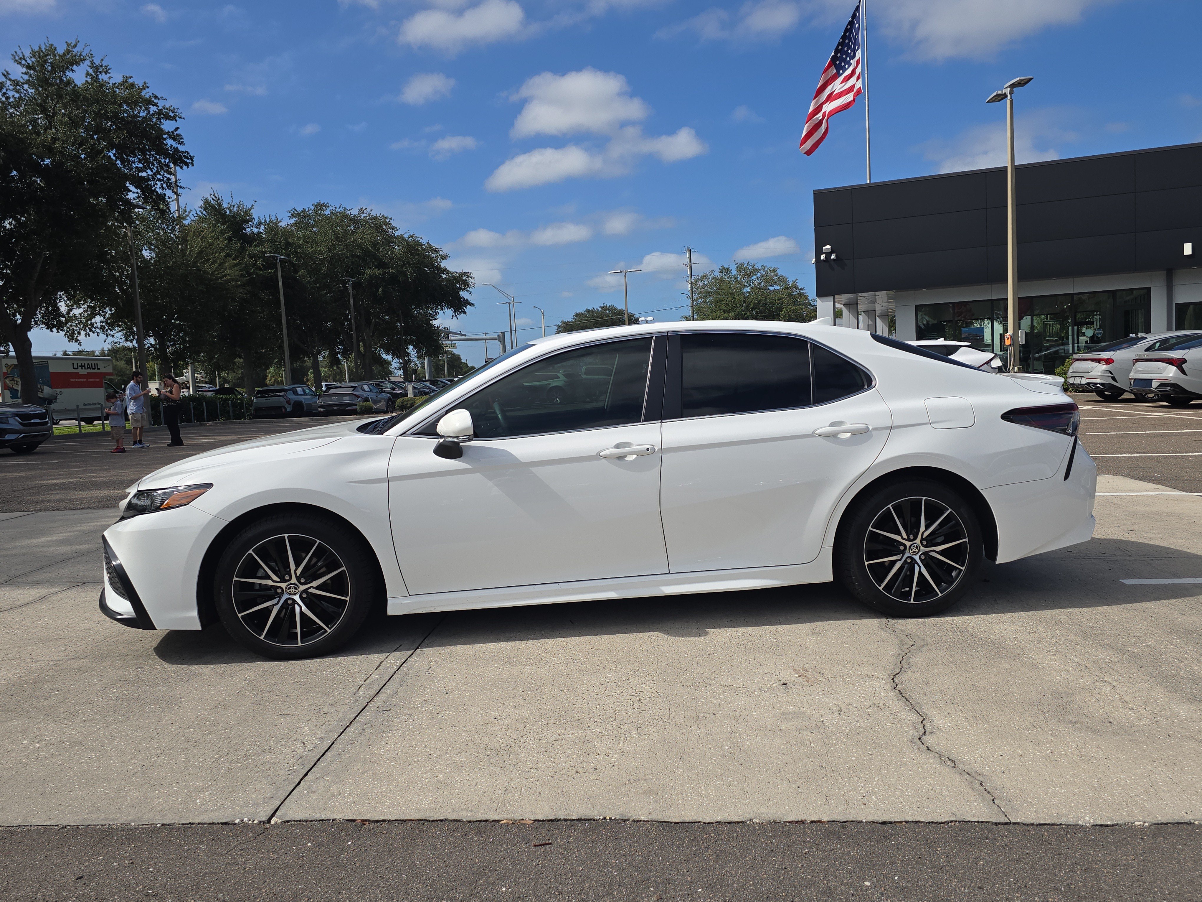 Used 2022 Toyota Camry SE w/ Audio Upgrade Package FWD image 5