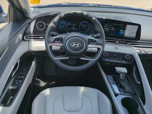 Used 2025 Hyundai Elantra Limited FWD image 15