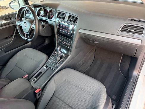 Used 2017 Volkswagen e-Golf SE w/ DC Fast Charging Package image 7