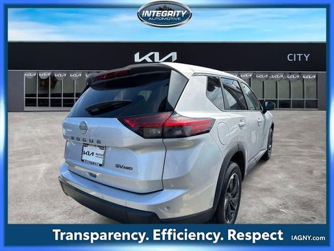 Used 2024 Nissan Rogue SV image 2