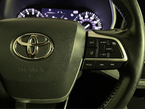 Used 2022 Toyota Highlander XLE AWD/4WD image 20
