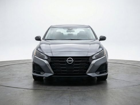 Used 2025 Nissan Altima 2.5 SV image 2