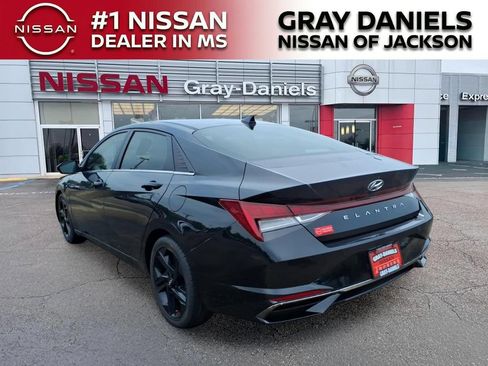 Used 2021 Hyundai Elantra SEL w/ Convenience + Premium Package FWD image 5