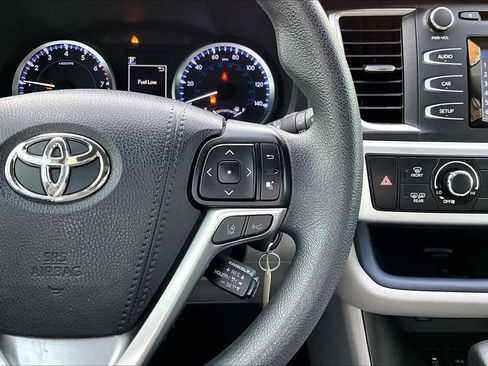 Used 2017 Toyota Highlander LE image 23