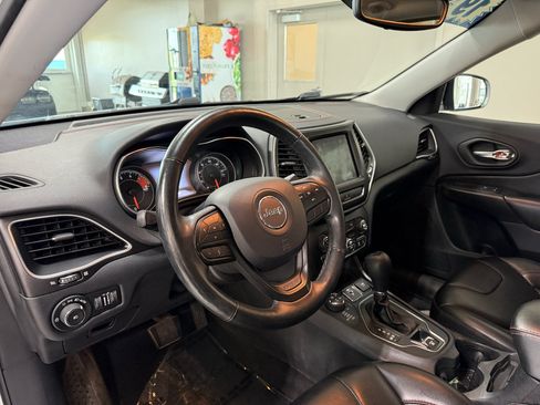 Used 2019 Jeep Cherokee Trailhawk w/ Cold Weather Group AWD/4WD image 9
