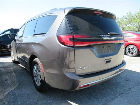 Used 2022 Chrysler Pacifica Touring-L image 3