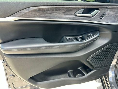 Used 2023 Jeep Grand Cherokee Limited w/ Black Appearance Package image 19