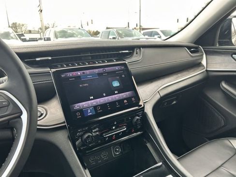 Used 2024 Jeep Grand Cherokee Limited w/ Black Appearance Package image 39