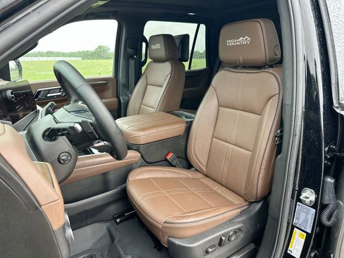 Used 2025 Chevrolet Tahoe High Country AWD/4WD image 11